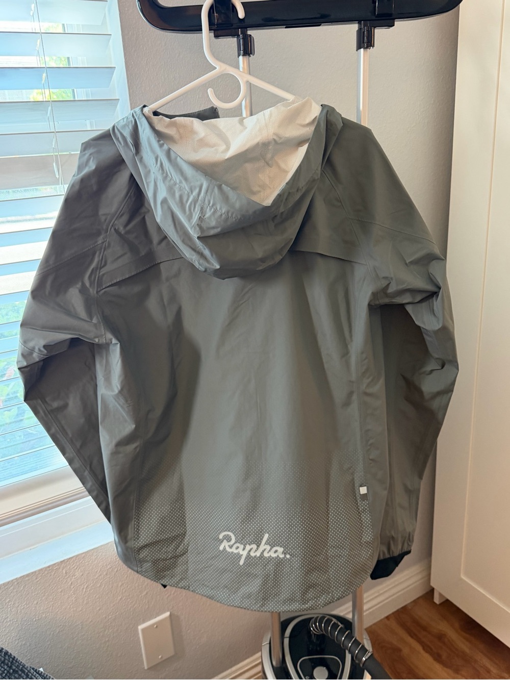 Rapha Men’s Commute Gray Jacket - Picture 9 of 11